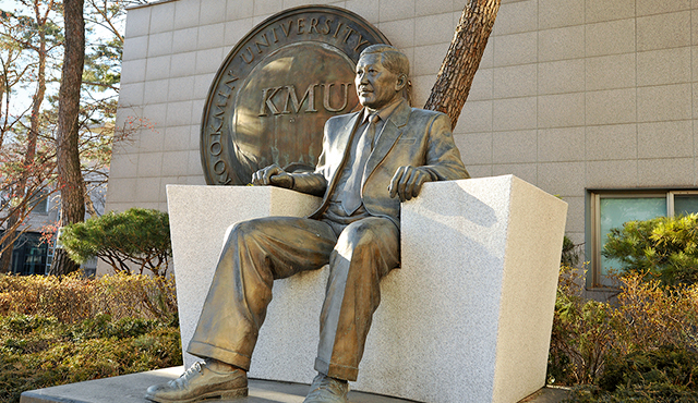 국민대학교 김성곡 선생 동상